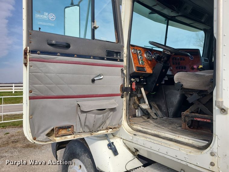 image for item LI9020 1996 International 9200  semi truck