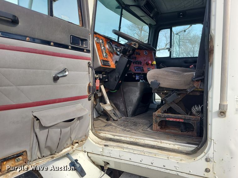 image for item LI9020 1996 International 9200  semi truck