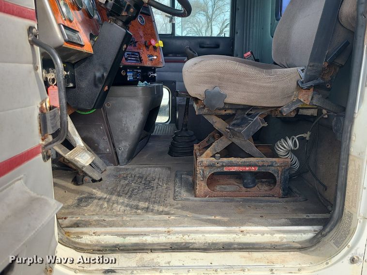 image for item LI9020 1996 International 9200  semi truck