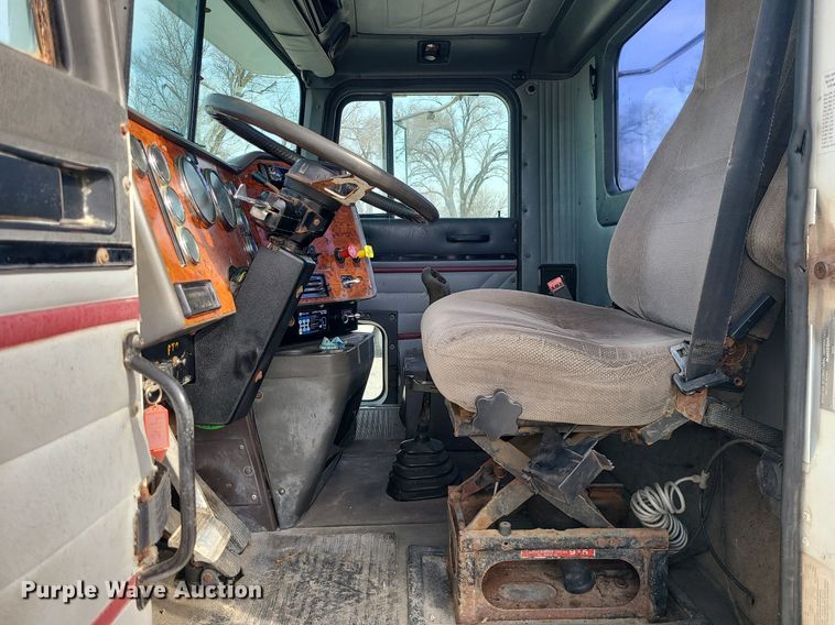 image for item LI9020 1996 International 9200  semi truck