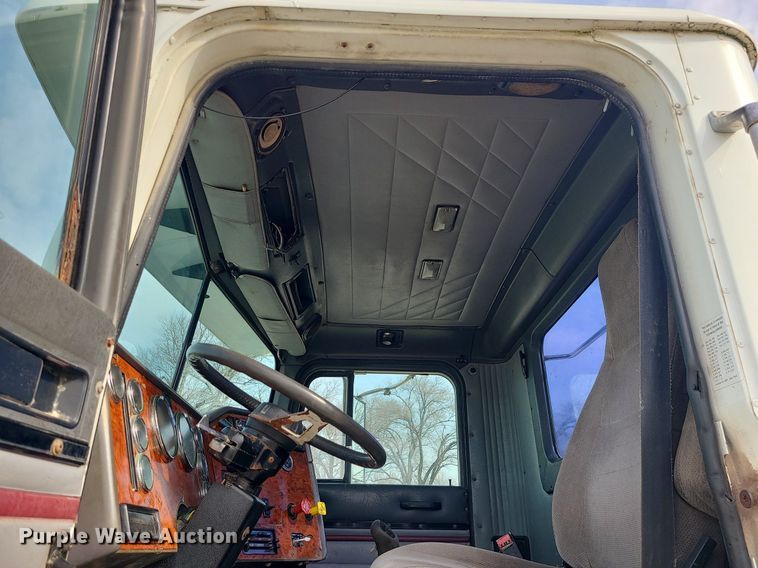 image for item LI9020 1996 International 9200  semi truck