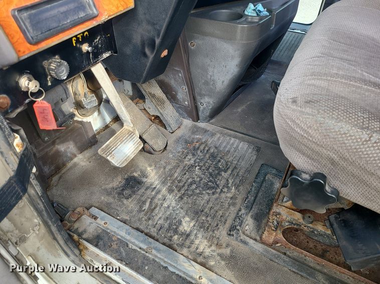 image for item LI9020 1996 International 9200  semi truck