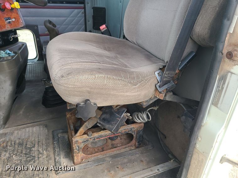 image for item LI9020 1996 International 9200  semi truck