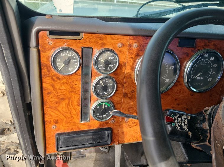 image for item LI9020 1996 International 9200  semi truck