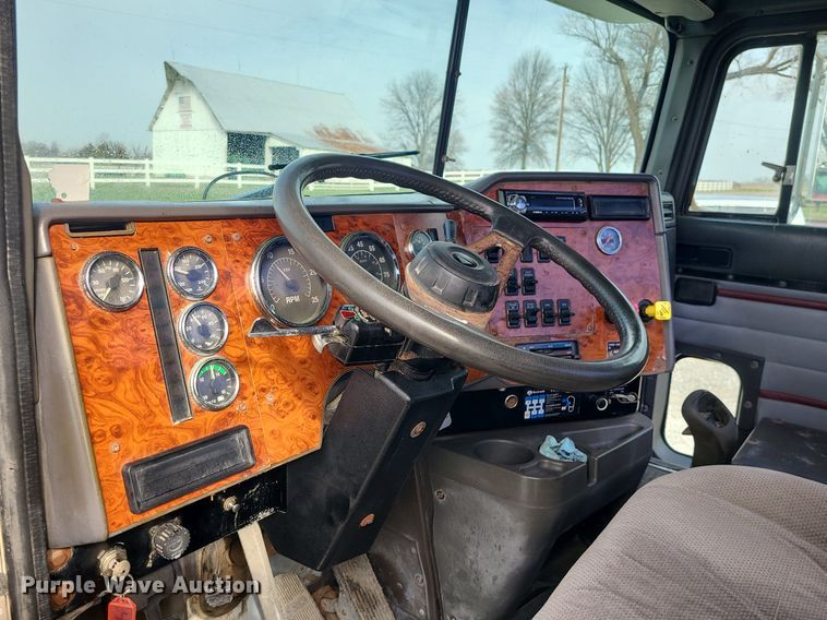 image for item LI9020 1996 International 9200  semi truck