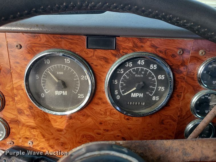 image for item LI9020 1996 International 9200  semi truck