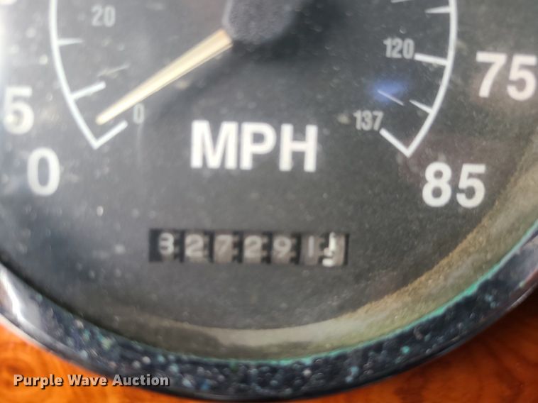 image for item LI9020 1996 International 9200  semi truck