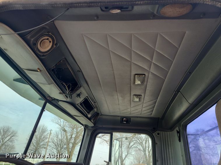 image for item LI9020 1996 International 9200  semi truck