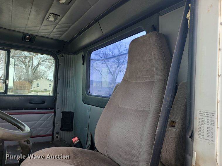 image for item LI9020 1996 International 9200  semi truck