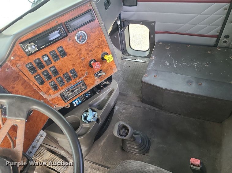 image for item LI9020 1996 International 9200  semi truck