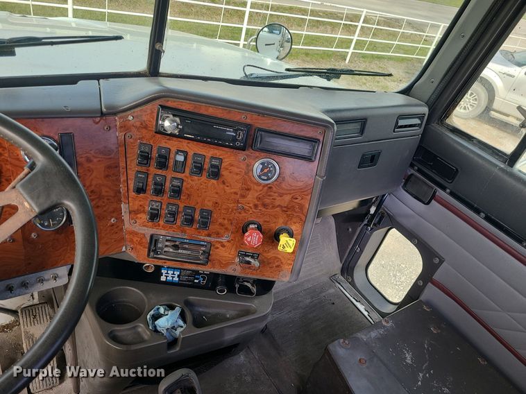 image for item LI9020 1996 International 9200  semi truck