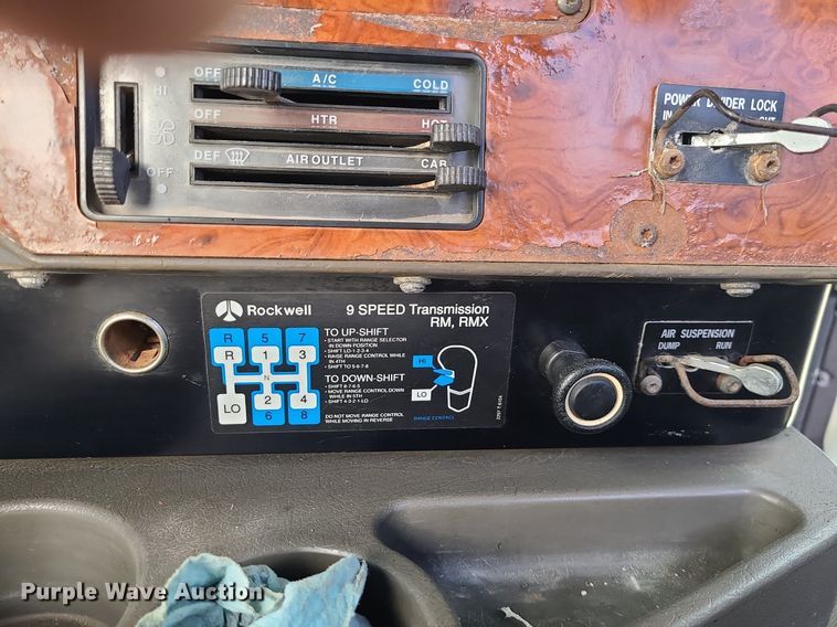 image for item LI9020 1996 International 9200  semi truck