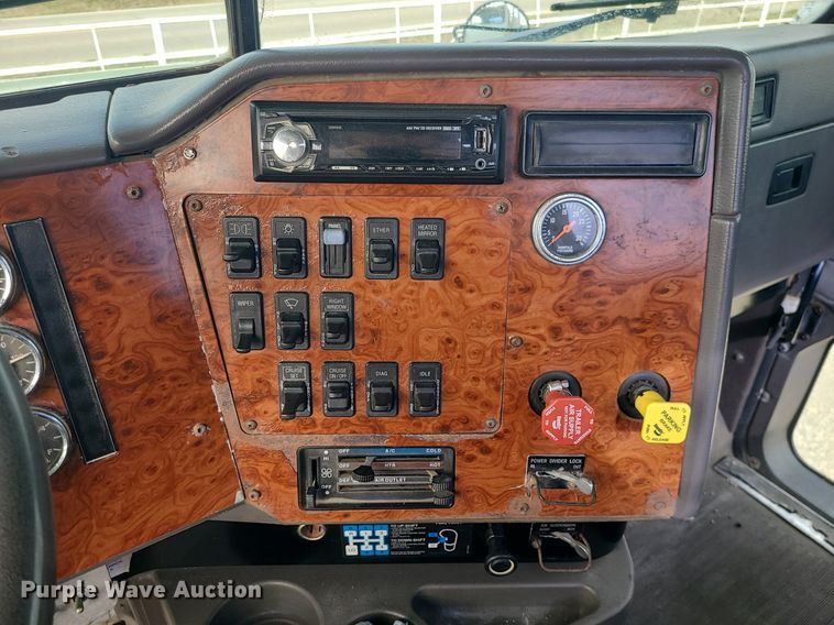 image for item LI9020 1996 International 9200  semi truck