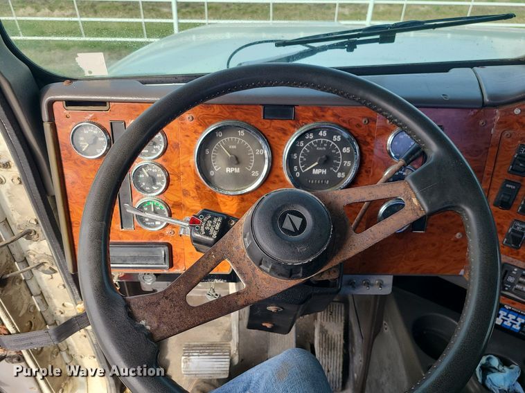 image for item LI9020 1996 International 9200  semi truck