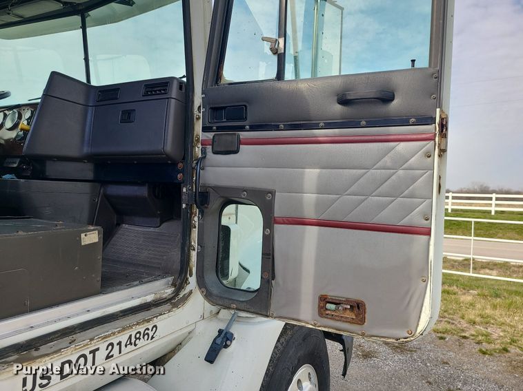 image for item LI9020 1996 International 9200  semi truck