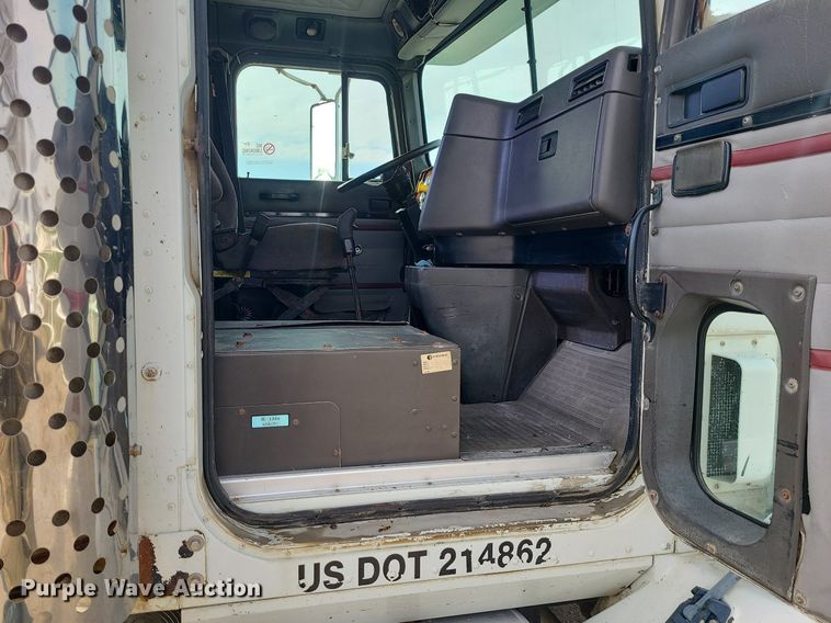 image for item LI9020 1996 International 9200  semi truck