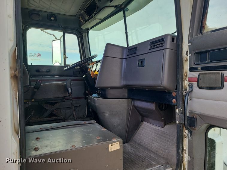 image for item LI9020 1996 International 9200  semi truck