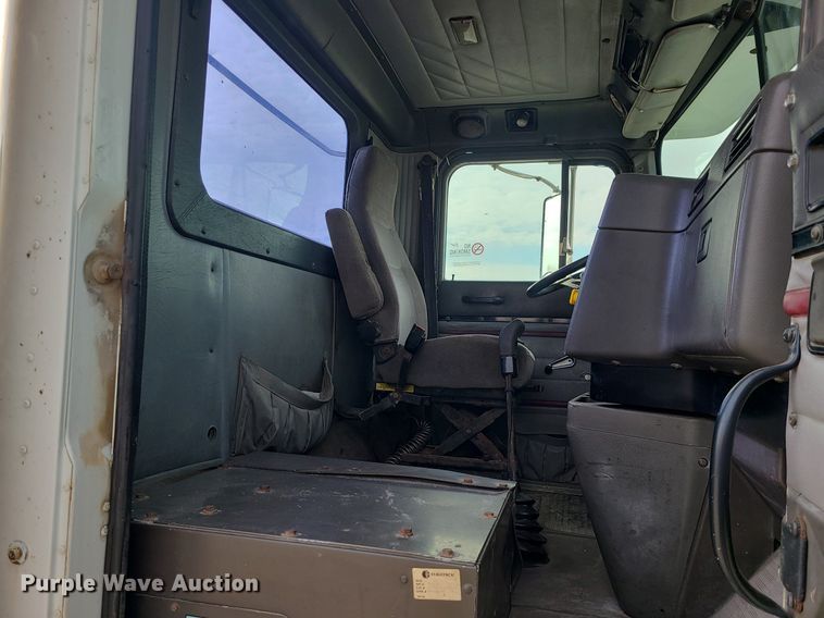 image for item LI9020 1996 International 9200  semi truck