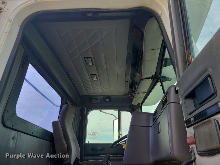 image for item LI9020 1996 International 9200  semi truck