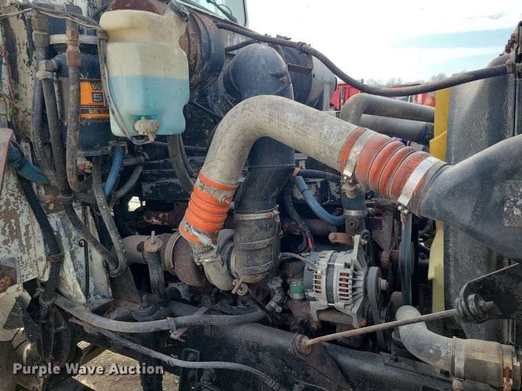 image for item LI9020 1996 International 9200  semi truck