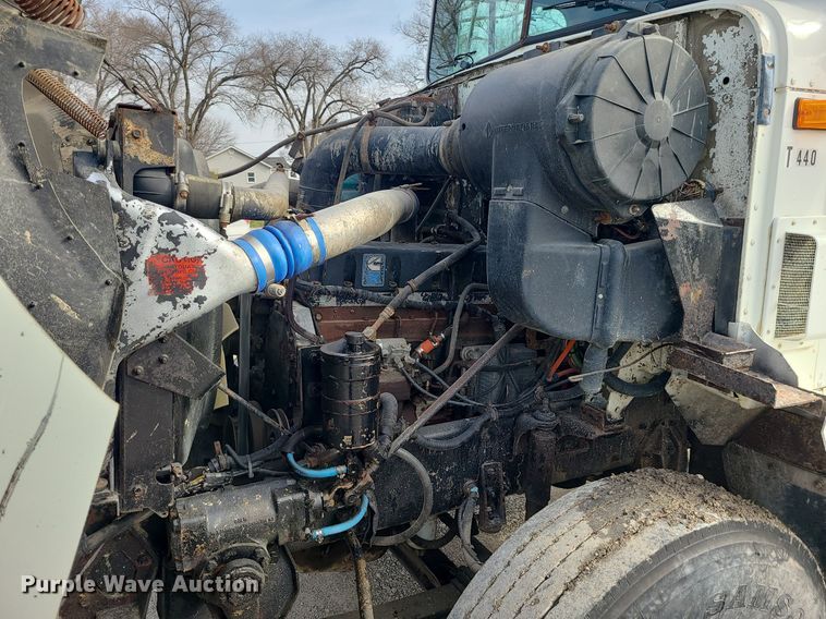 image for item LI9020 1996 International 9200  semi truck