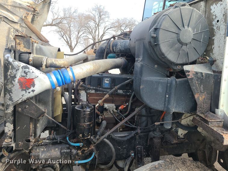 image for item LI9020 1996 International 9200  semi truck