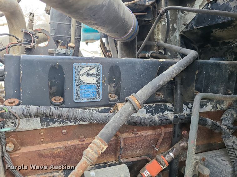 image for item LI9020 1996 International 9200  semi truck