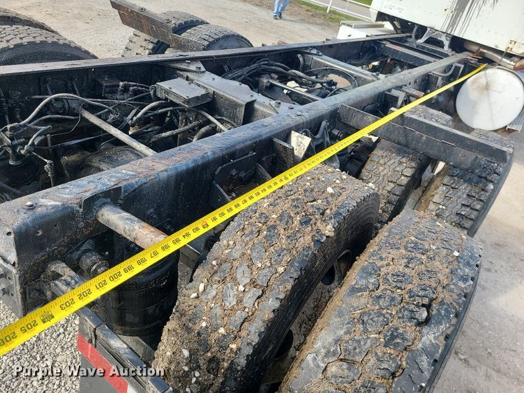 image for item LI9020 1996 International 9200  semi truck