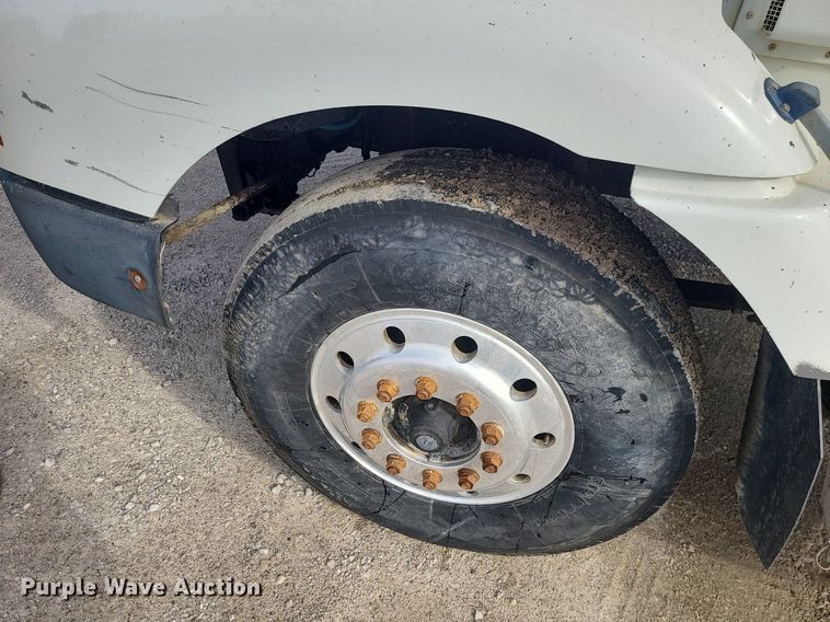 image for item LI9020 1996 International 9200  semi truck