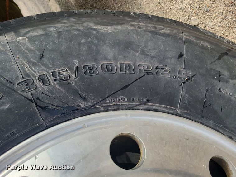 image for item LI9020 1996 International 9200  semi truck