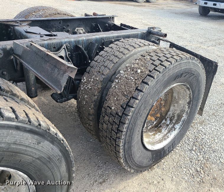 image for item LI9020 1996 International 9200  semi truck