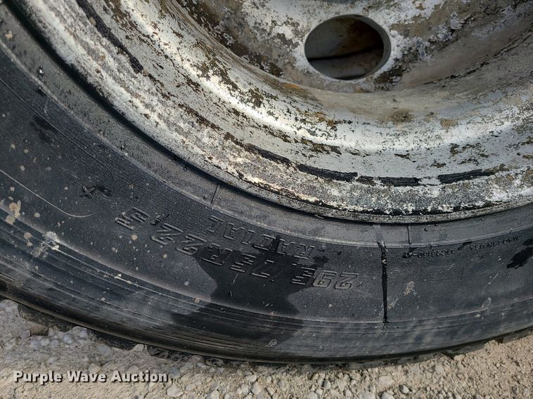 image for item LI9020 1996 International 9200  semi truck