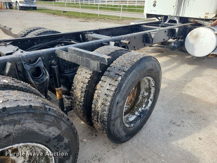 image for item LI9020 1996 International 9200  semi truck