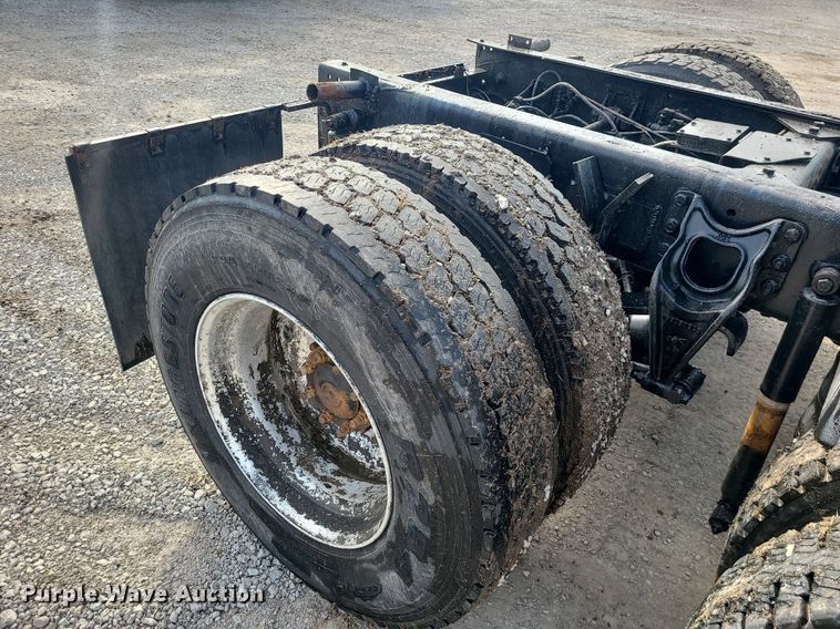 image for item LI9020 1996 International 9200  semi truck