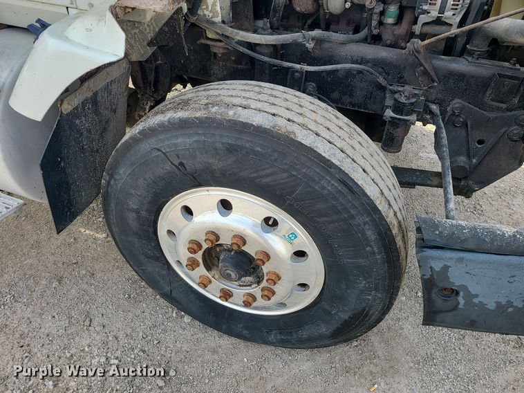 image for item LI9020 1996 International 9200  semi truck