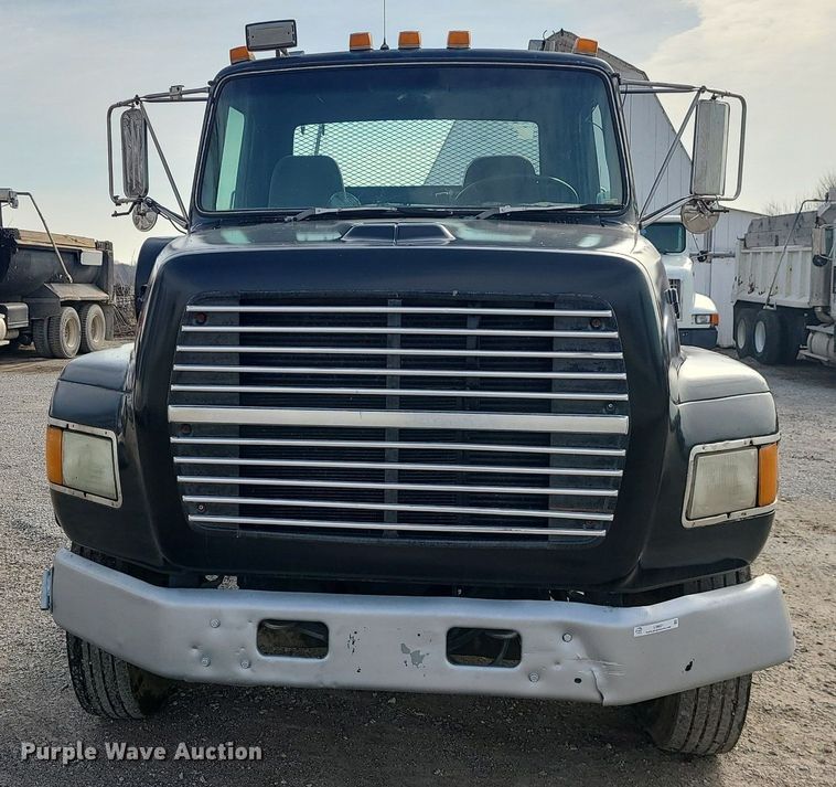 image for item LI9021 1990 Ford LT9000  semi truck