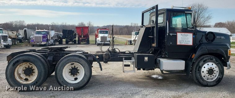 image for item LI9021 1990 Ford LT9000  semi truck