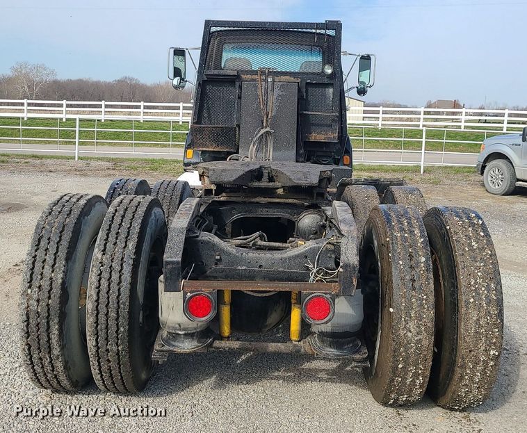 image for item LI9021 1990 Ford LT9000  semi truck