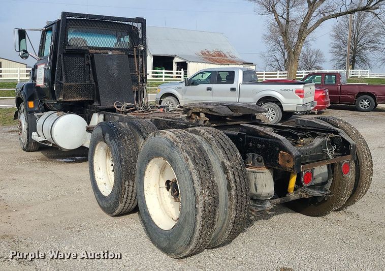 image for item LI9021 1990 Ford LT9000  semi truck