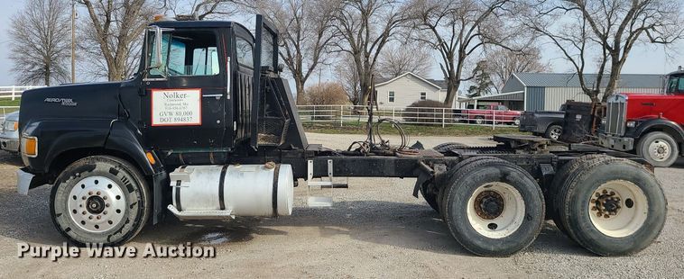 image for item LI9021 1990 Ford LT9000  semi truck