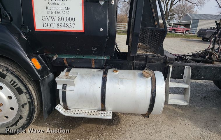 image for item LI9021 1990 Ford LT9000  semi truck