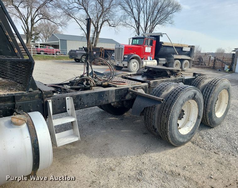 image for item LI9021 1990 Ford LT9000  semi truck