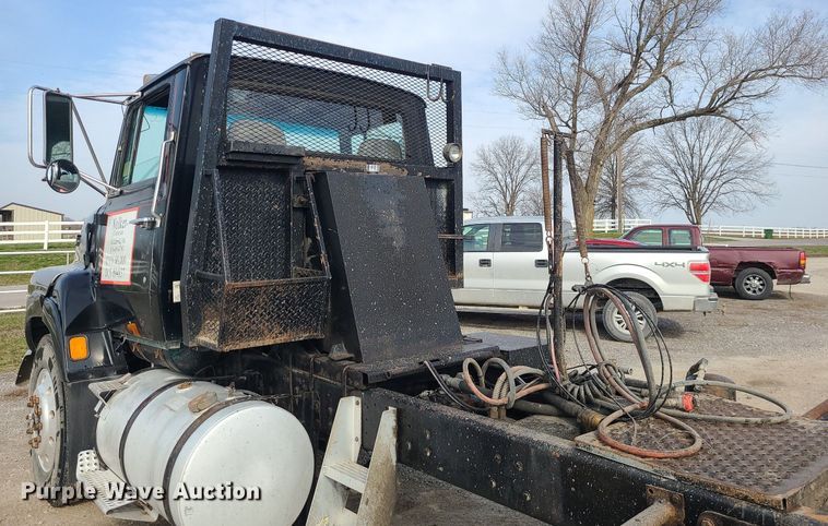 image for item LI9021 1990 Ford LT9000  semi truck