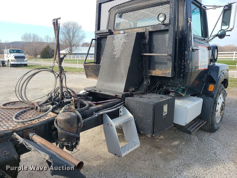 image for item LI9021 1990 Ford LT9000  semi truck