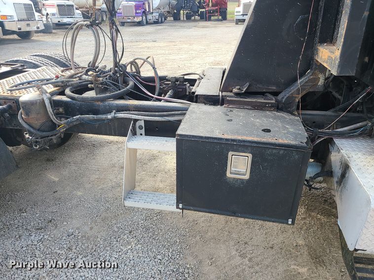 image for item LI9021 1990 Ford LT9000  semi truck