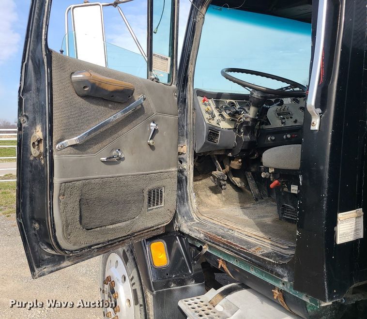 image for item LI9021 1990 Ford LT9000  semi truck