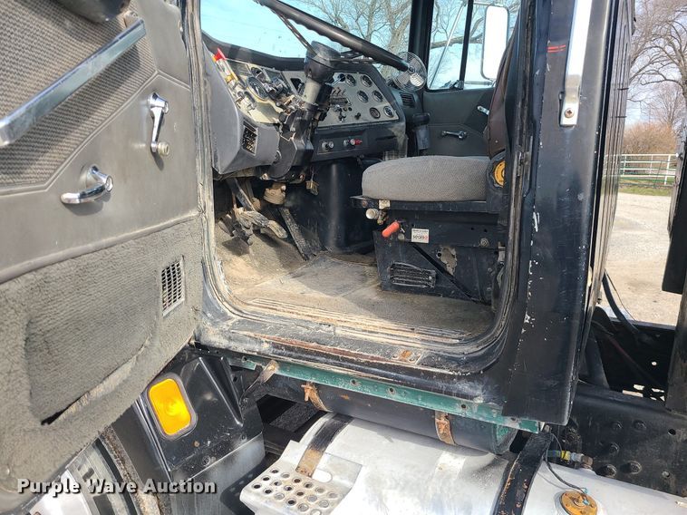 image for item LI9021 1990 Ford LT9000  semi truck