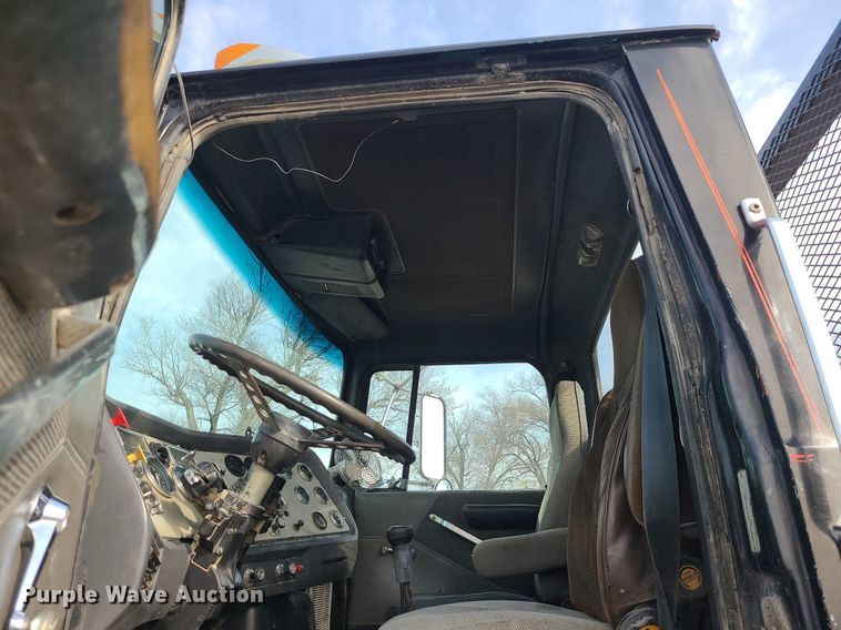 image for item LI9021 1990 Ford LT9000  semi truck