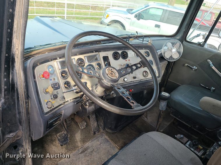 image for item LI9021 1990 Ford LT9000  semi truck