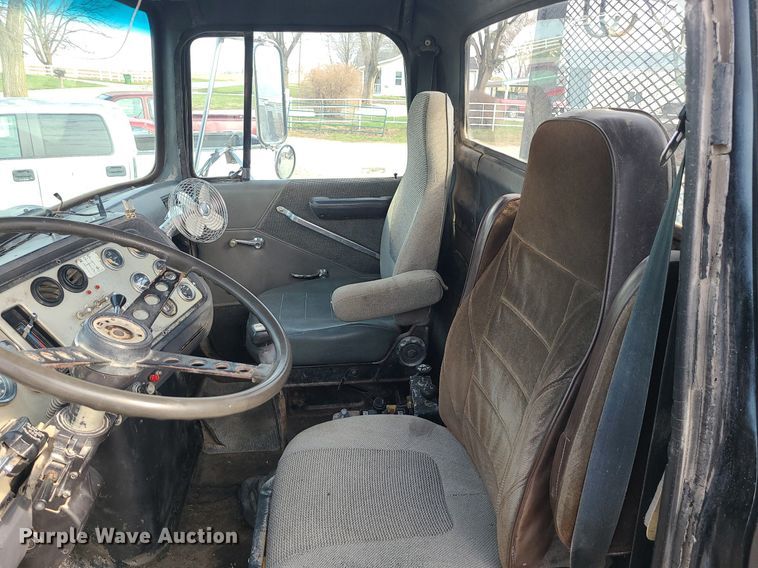 image for item LI9021 1990 Ford LT9000  semi truck